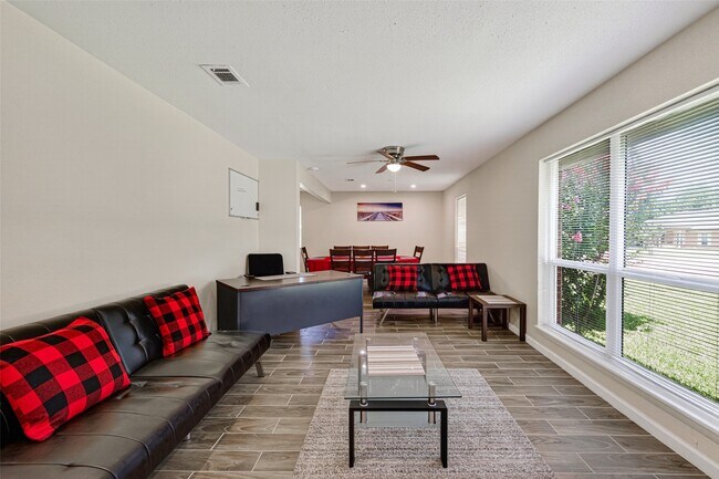 Foto del edificio - 13629 Lynnwood Ln