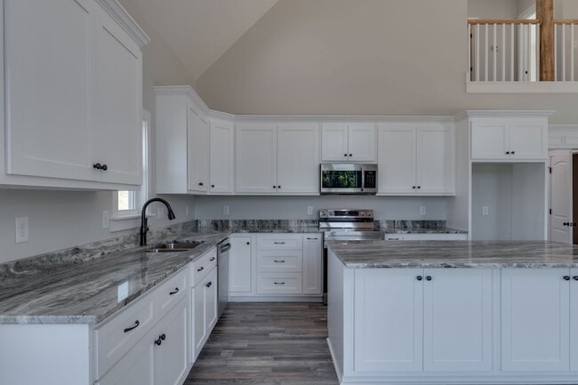 Building Photo - 37 Lakeview Dr