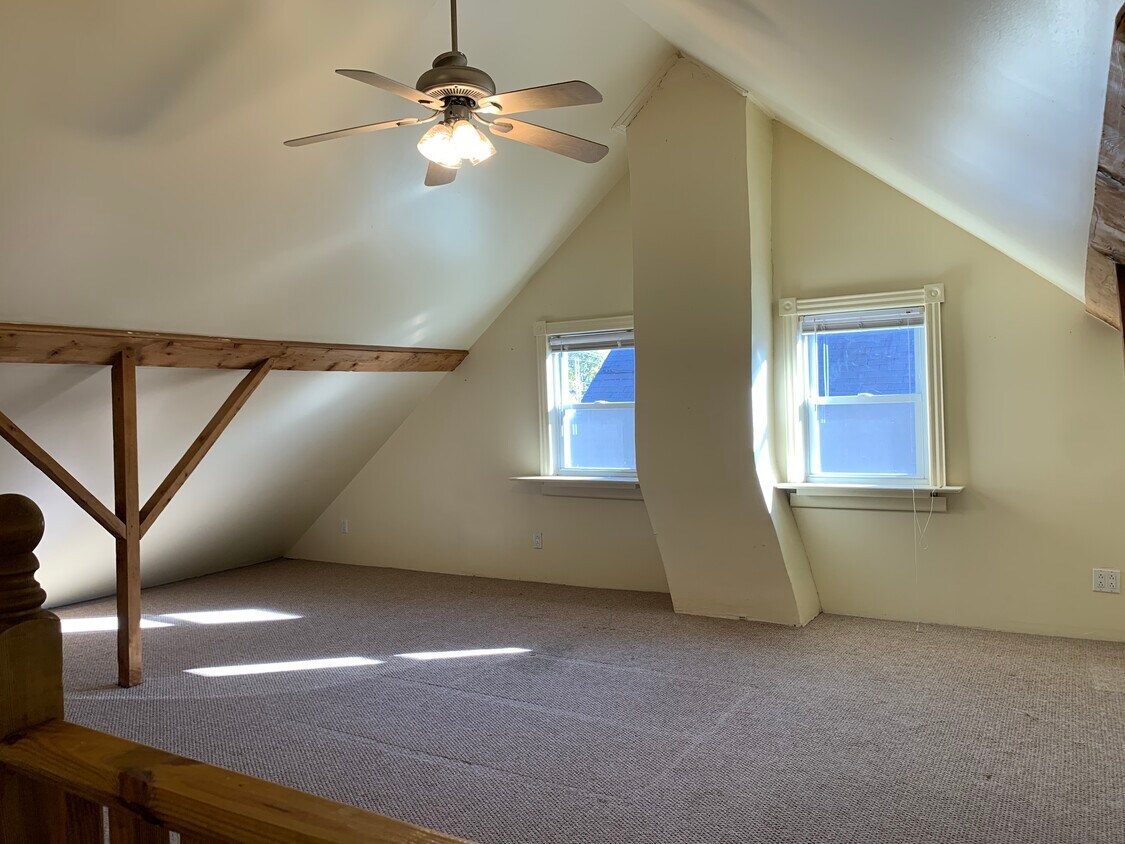 Loft/Habitación principal (duración completa del apartamento) - 226 E Main St
