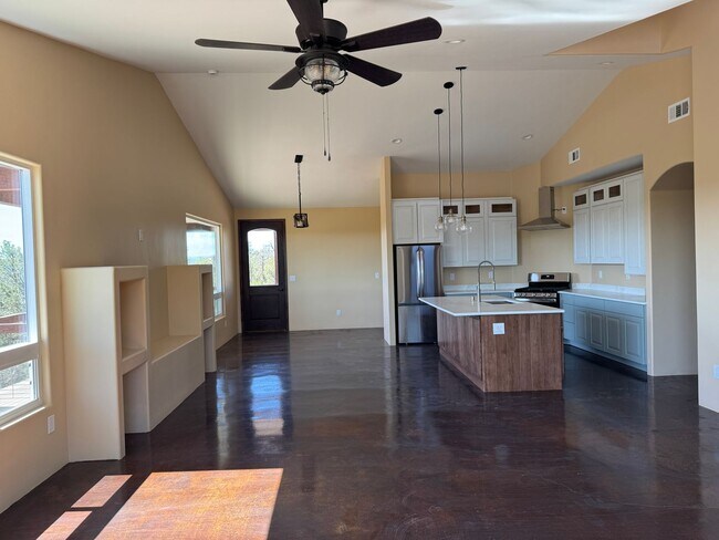 Foto del edificio - Brand new 3 bedroom, 2 bathroom home in Cedar Crest, NM