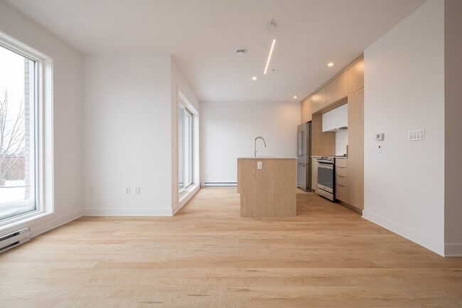 Building Photo - 4777 Rue Saint-Denis