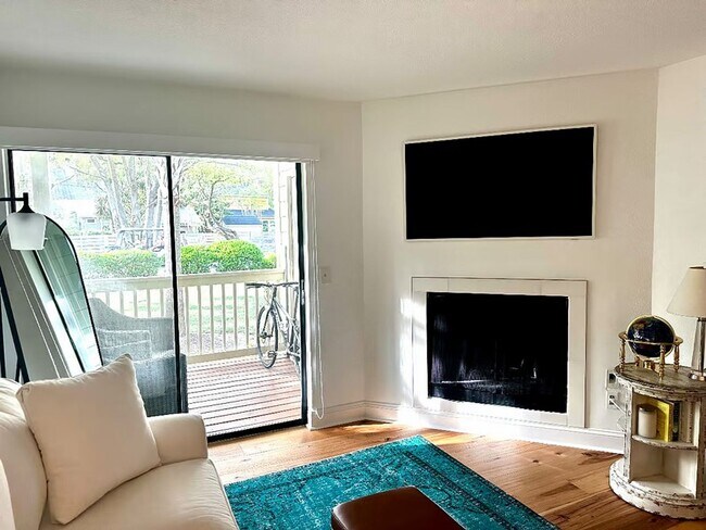 Foto del edificio - Furnished/Updated 1 Bed/1 Bath Condo- Close to Sullivan's Island
