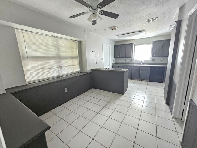Foto del edificio - 3911 Brightwood Dr
