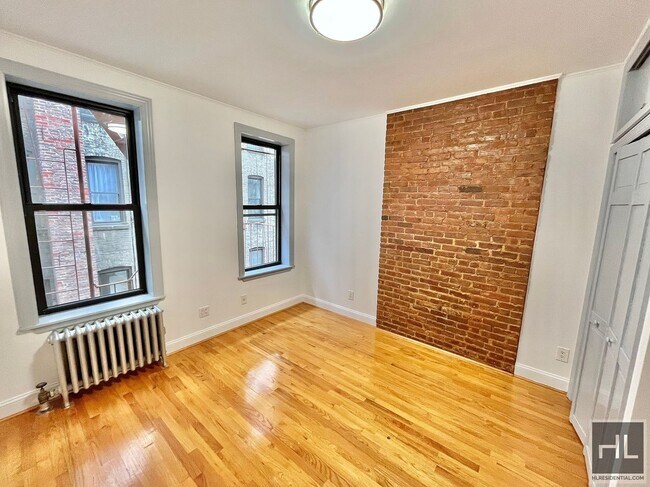 Building Photo - Flex 3 bedroom in the most spectacular str...