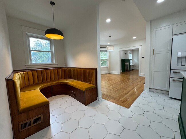 Foto del edificio - STUNNING FIVE BEDROOM WEST END HOME