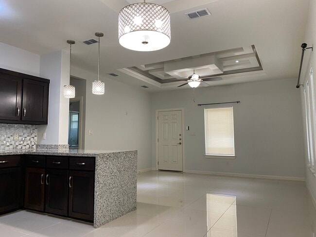 Building Photo - 904 E Myrtle Beach Ave