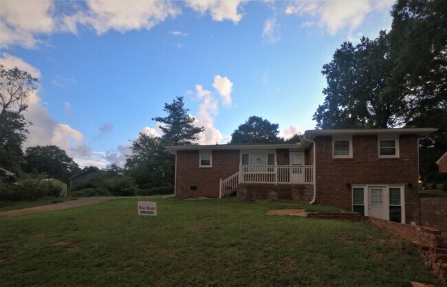 Foto del edificio - 2409 Boiling Springs Rd