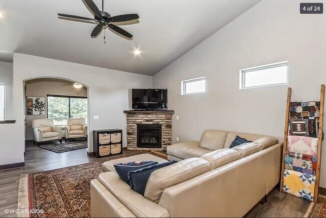 Foto del edificio - 739 Deer View Ave