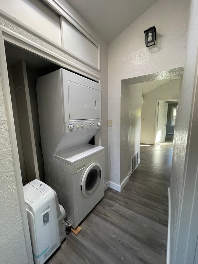 Building Photo - Barelas