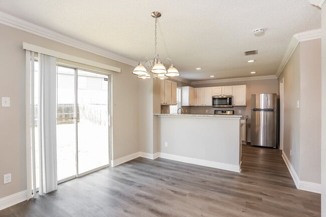 Foto del edificio - 7802 Mason Dells Dr