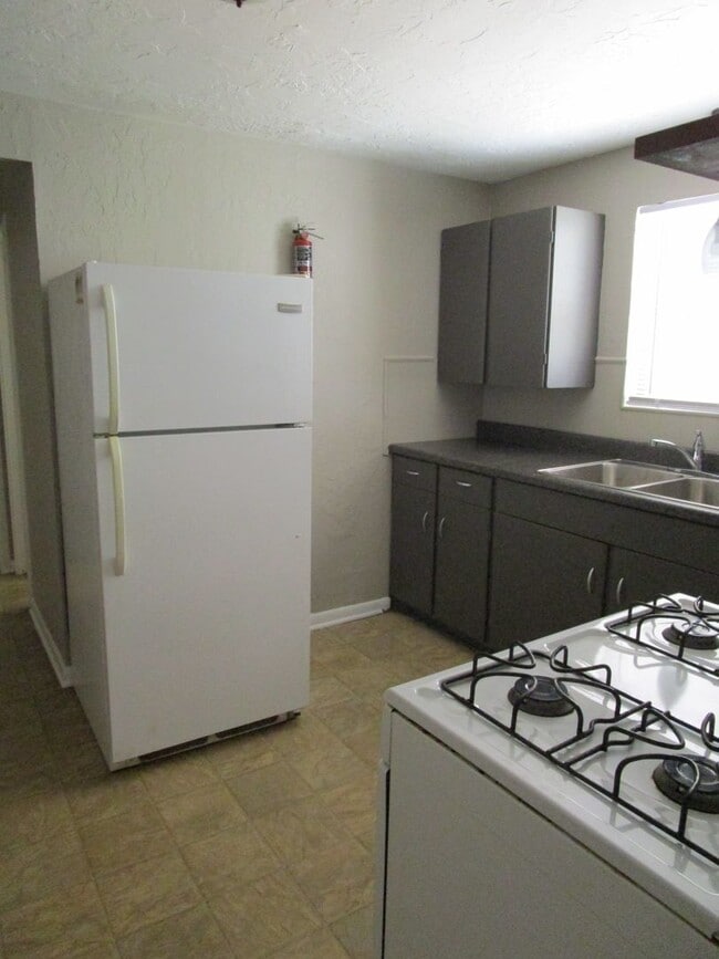 Building Photo - Clean & Updated 1 bedroom  just 1/2 block from SWOSU