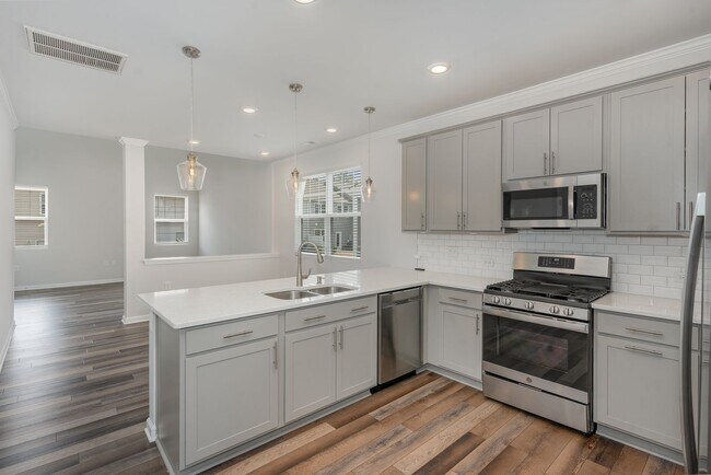 Building Photo - Well Maintained 3-Bedroom End Unit Townhom...
