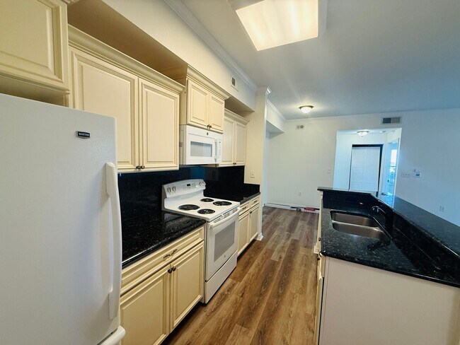 Foto del edificio - 2 Bedroom Condo For Rent in Carrollwood!