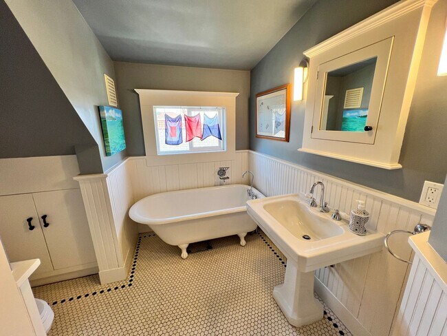 Building Photo - Gorgeous, Executive Living in Beautiful Ma...