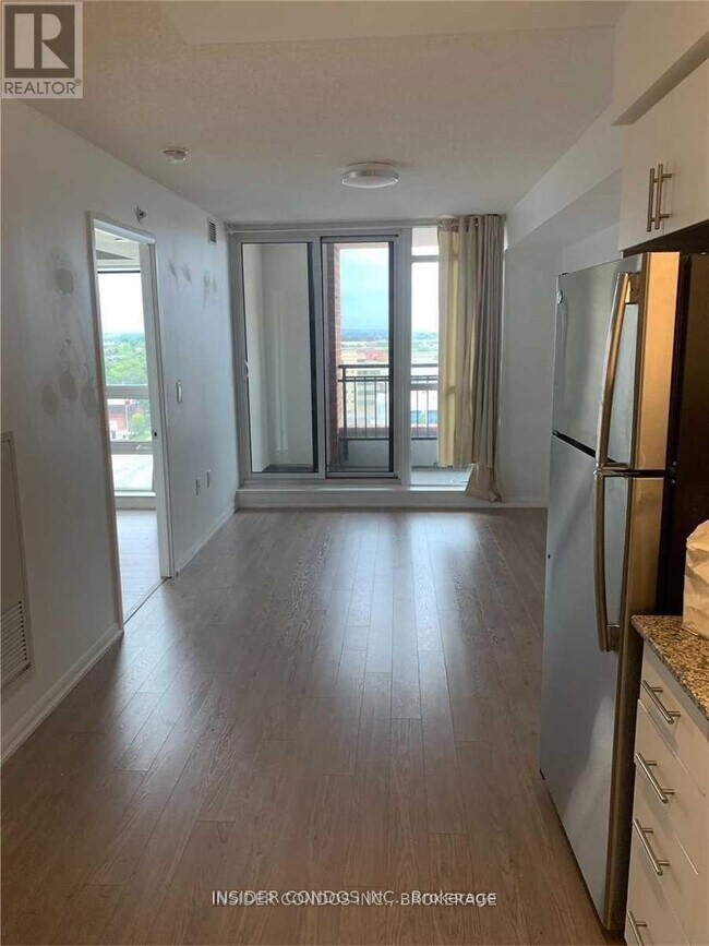 Photo du bâtiment - 830 Lawrence Ave W