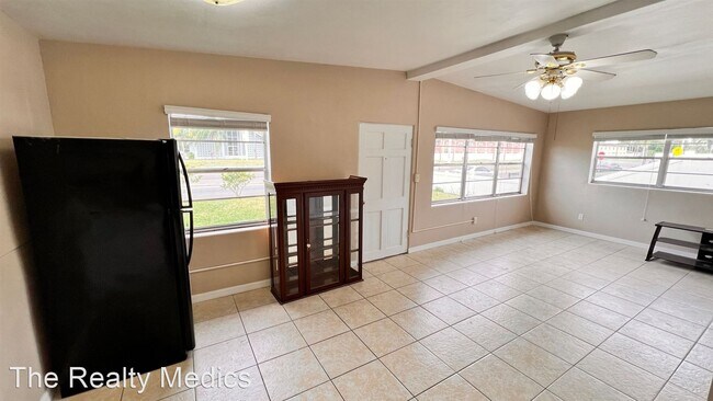 Foto del edificio - 3 br, 1 bath House - 5402 Curry Ford Rd