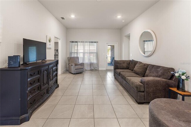 Foto del edificio - 135 Krenson Bay Loop