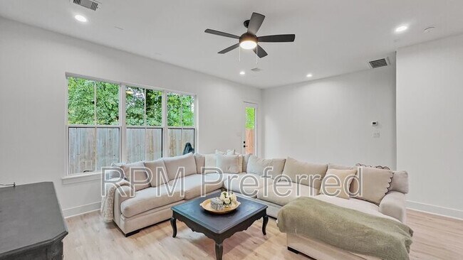 Building Photo - 6423 Highland Pine Ln