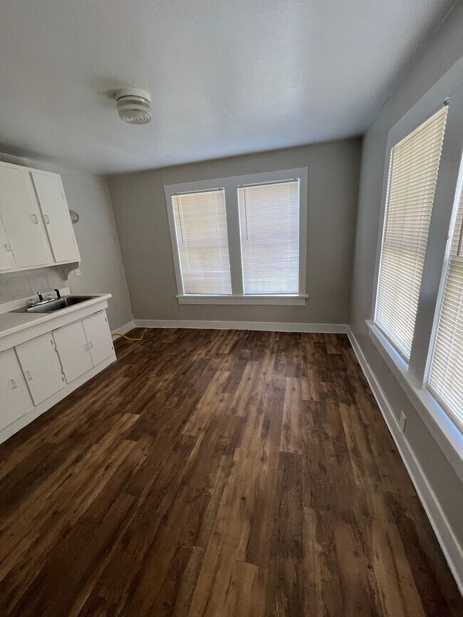 Building Photo - Adorable One Bedroom Duplex!
