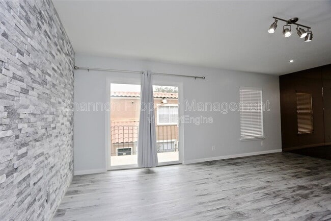 Foto del edificio - 2824 Briarhurst Dr