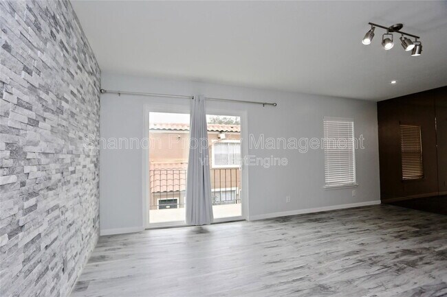Foto del edificio - 2824 Briarhurst Dr