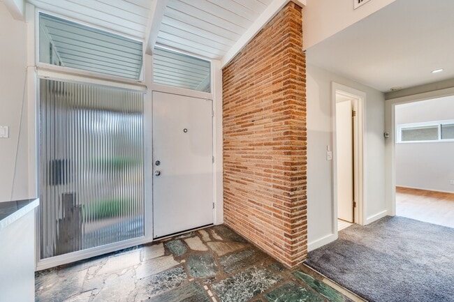 Building Photo - 524 N Manus Dr