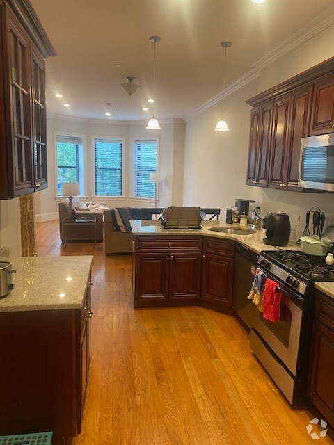 Building Photo - 1081 Beacon St