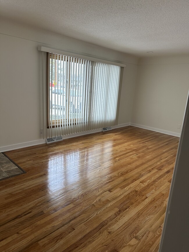 Building Photo - 3207 90th St