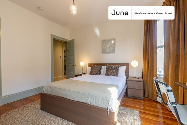 Building Photo - Private bedroom in 4 bed/1 bath Home