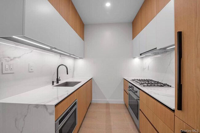 Building Photo - 5 Ct Square W