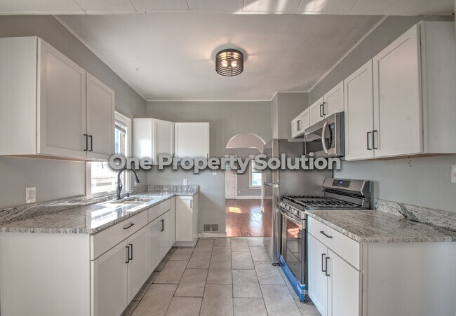 Building Photo - 407 Kenwood St