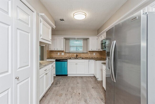 Building Photo - 411 Highland Mist Cir