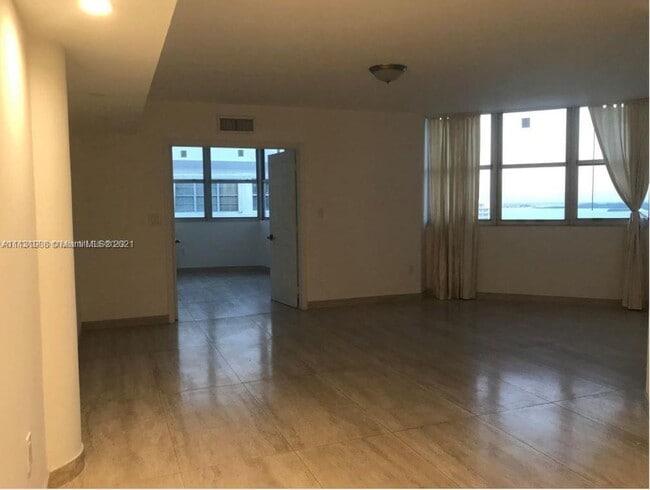 Building Photo - 825 Brickell Bay Dr