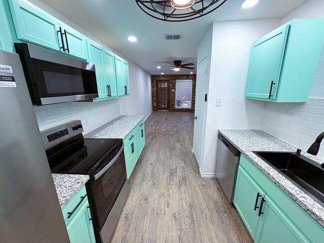 Foto del edificio - Breathtaking Home Located in Townwest Neig...