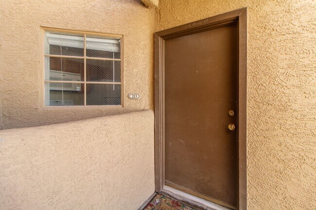 Building Photo - * COMING SOON * Great 2 bed/2 bath Condo i...