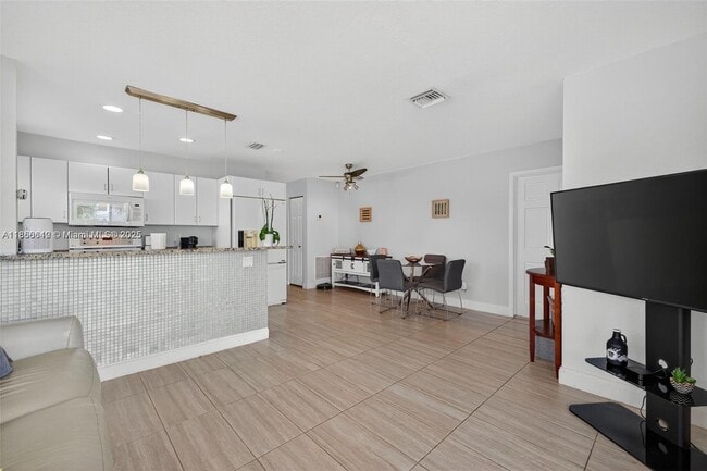 Foto del edificio - 2715 NE 49th St