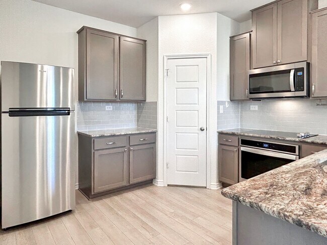 Building Photo - Spacious Northeast Side Home | 3 Bed, 2.5 Bath