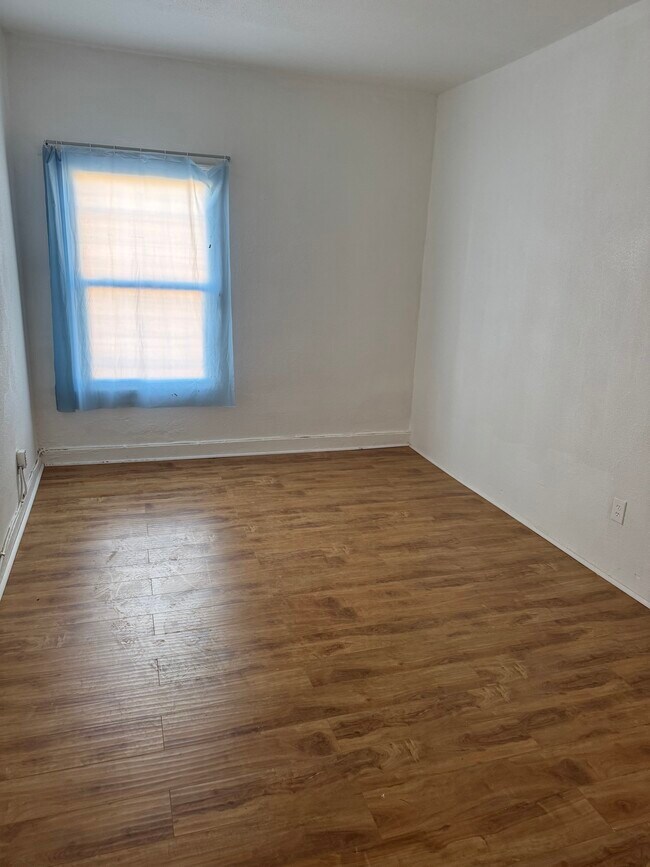 Foto del edificio - 256 W Florence Ave