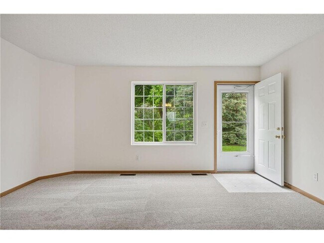 Foto del edificio - Like New 2-Story Townhome, 2-Car Garage, P...