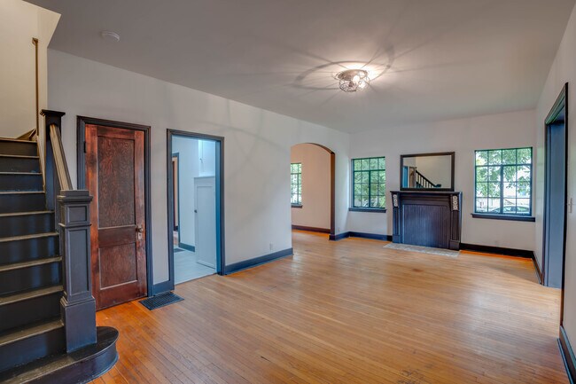 Building Photo - 216 S Park St