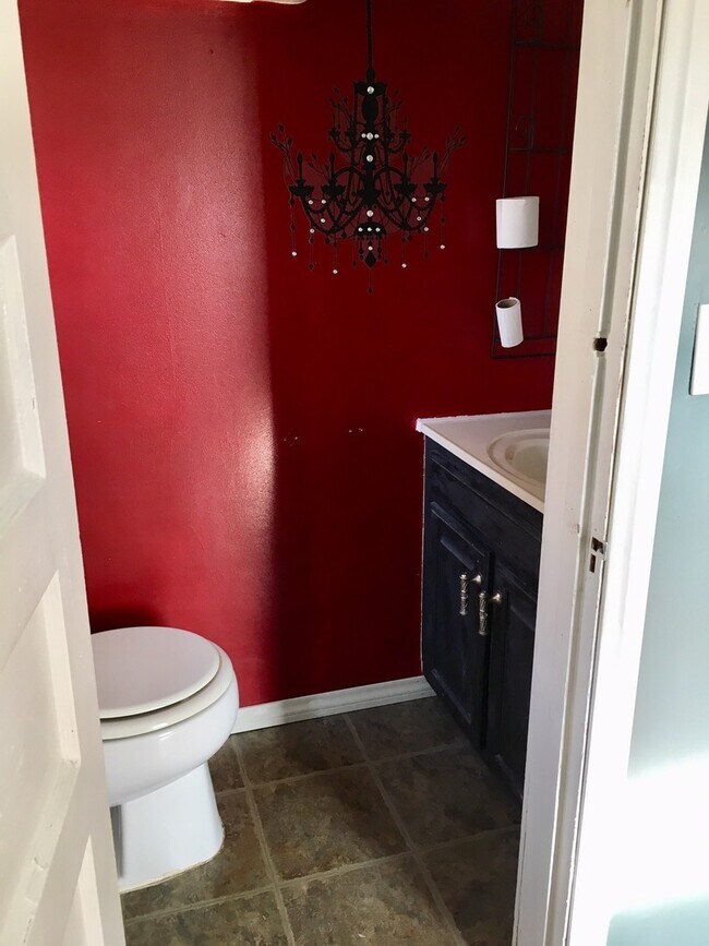 Foto del edificio - 3 bedroom / 1.5 bath w/Central Air, Basement and Detached 2 Car Garage