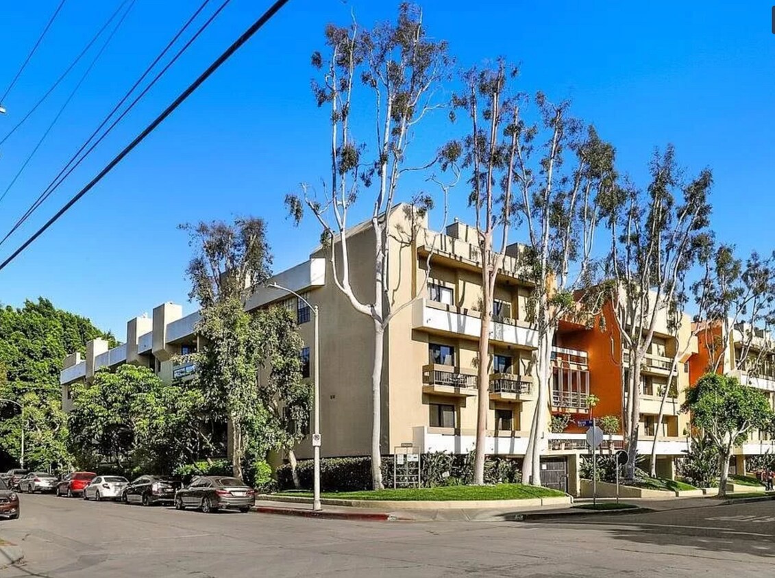 750 N Kings Rd Unit 325, Los Angeles, CA 90069 Condo for Rent in Los