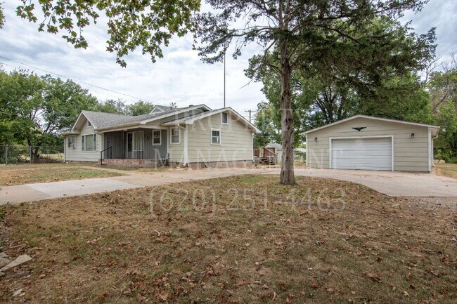 Foto del edificio - 3 Bed, 2 Bath - Detached Garage