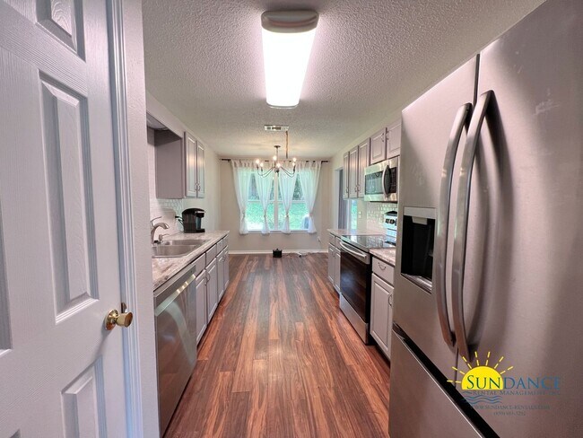 Foto del edificio - Spacious 3-Bedroom Home with Solar Panels & Lawn Maintenance Included in South Crestview