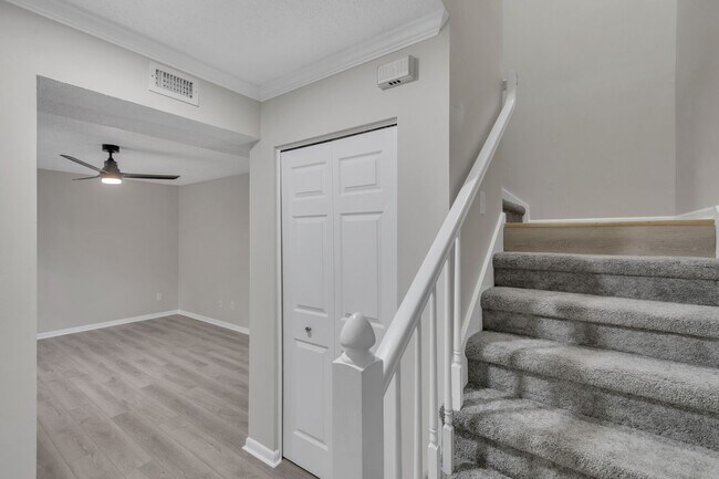 Foto del edificio - Renovated 3 bedroom/ 2.5 bathroom townhome...