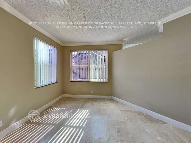 Foto del edificio - 18430 NW 21st St