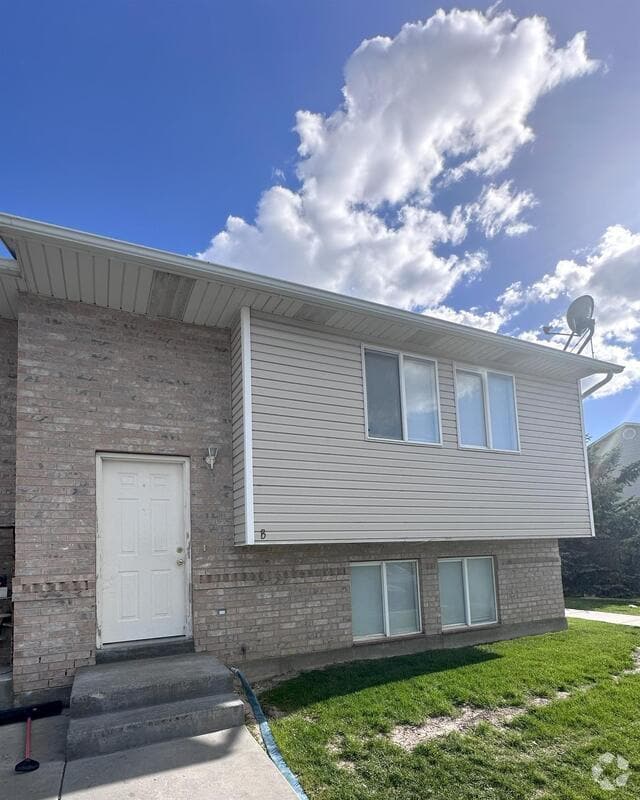 Building Photo - 1675 W 100 N