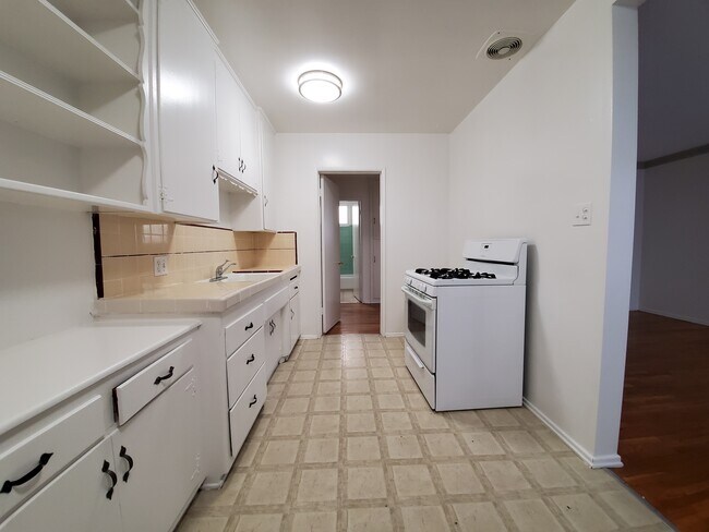 Foto del edificio - 5131 Bakman Ave