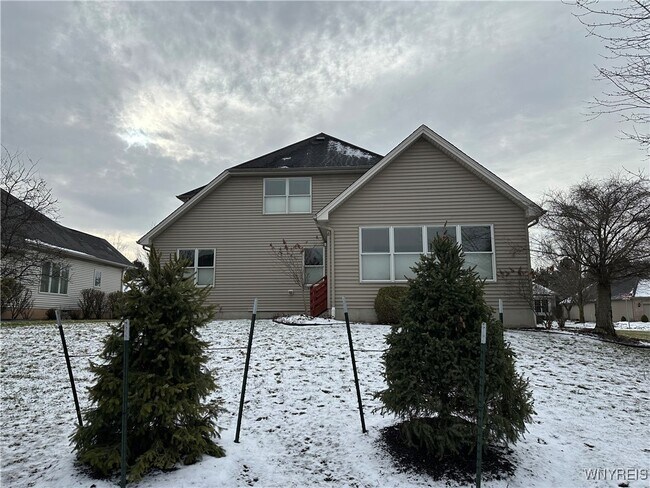 Foto del edificio - 8047 Laurel Park Ln