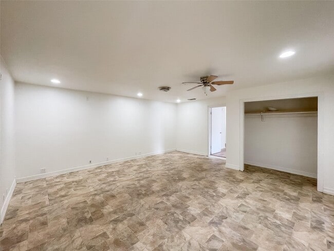 Foto del edificio - 1241 Chevy Chase Dr